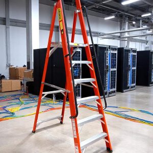 Escalera de Tijera con Plataforma en Fibra de Vidrio Certificada 6 pasos